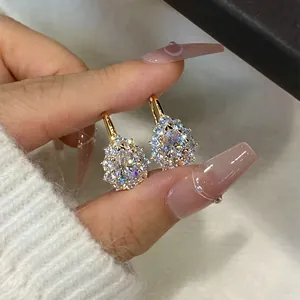 Primer plano de pendientes de moissanita con forma de gota de agua para ver detalles
