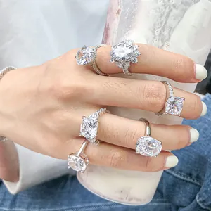 Nahaufnahme eleganter S925 Silberringe mit großen funkelnden Zirkonia-Steinen auf der Hand