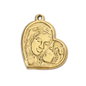 Gros plan détaillé d'un pendentif cœur doré orné d'un relief représentant mère et enfant