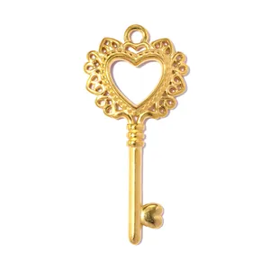 Vue détaillée d'un pendentif clé doré en forme de cœur au design filigrane élégant
