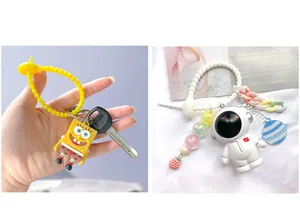 Dettaglio cinturini portachiavi a spirale in silicone con ciondoli SpongeBob e astronauta