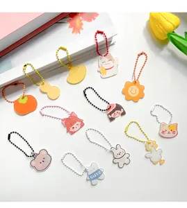 Gedetailleerde weergave van schattige acryl sleutelhangers met kleurrijke kogelkettinkjes