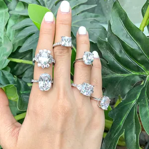 Detailansicht mehrerer S925 Sterling Silber Ringe mit klaren funkelnden Steinen