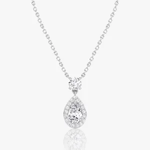 Dettaglio della collana con ciondolo in moissanite a goccia in argento con halo