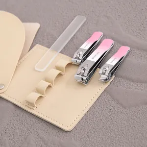 Set manicure portatile con tagliaunghie rosa e lima in vetro in custodia di pelle beige.