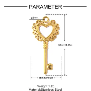 Vue détaillée du pendentif clé en forme de cœur doré avec dimensions et poids.