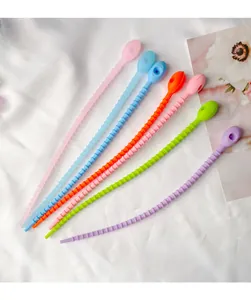 Dettaglio macro di fascette in silicone colorato per organizzazione cavi e per il DIY