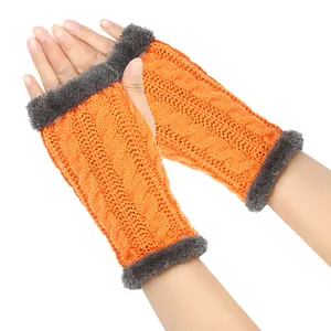 Mitaines chaudes orange en maille torsadée avec une élégante bordure en fausse fourrure grise