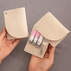 Set professionale portatile di tagliaunghie premium in custodia di pelle beige.