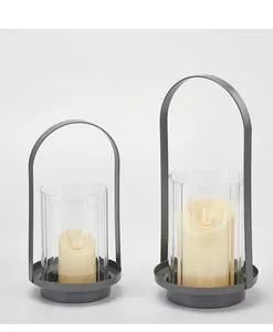 Vue détaillée de deux photophores minimalistes en métal gris et verre cannelé