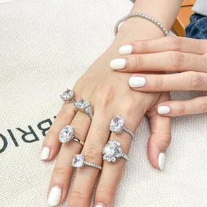 Detailansicht mehrerer S925 Sterling Silber Ringe mit großen ovalen und strahlenden Steinen
