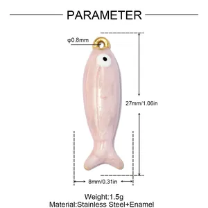 Vista macro di un ciondolo a forma di pesce in smalto rosa con dimensioni e materiali