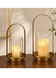 Détail de bougeoirs vintage en métal doré avec verre cannelé et bougies lumineuses