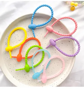 Vista dettagliata di fascette fermacavo in silicone flessibile in vari colori macaron