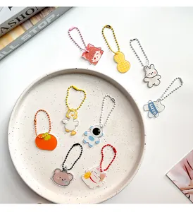 Close-up van diverse schattige cartoon acryl sleutelhangers met gekleurde kettingen