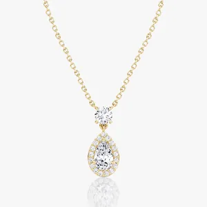 Vista dettagliata di un pendente in moissanite a pera con incastonatura halo in oro 14 carati