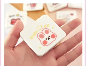 Primer plano de un lindo espejo de bolsillo plegable blanco con un dibujo de conejo