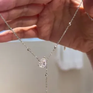 Gros plan détaillé d'un collier avec pendentif gland en moissanite de couleur D poire