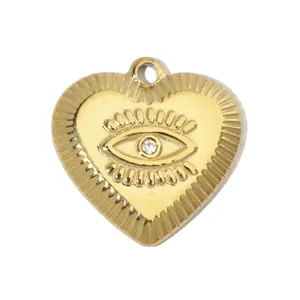 Vue détaillée d'un pendentif coeur en acier inoxydable doré avec un œil protecteur