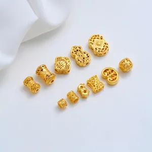 Close-up van 24K vergulde holle kralen in bloem- en abacusvorm voor DIY sieraden accessoires