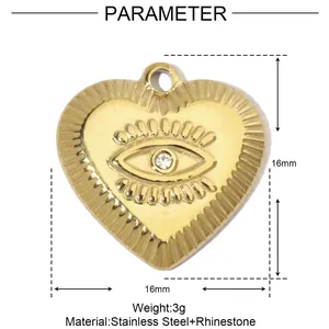Vue détaillée des paramètres d'un pendentif œil maléfique en forme de cœur plaqué or