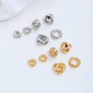 Detailansicht von 14K Gold und Silber beschichteten Zwischenperlen für DIY-Schmuck.