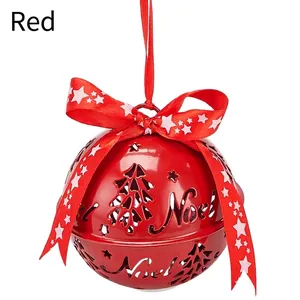 Primo piano di una campana di Natale rossa con intaglio Noel e nastro a stelle