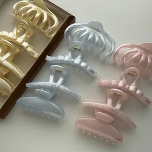 Close-up van diverse Franse retro haarklemmen in pastelkleuren met parelmoerglans