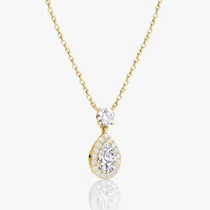 Vista dettagliata dell'elegante collana con pendente a pera in moissanite oro 14k