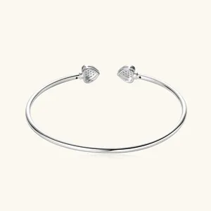 Detailansicht eines S925 Sterling Silber Herz-Armreifs mit edlen Steinbesätzen