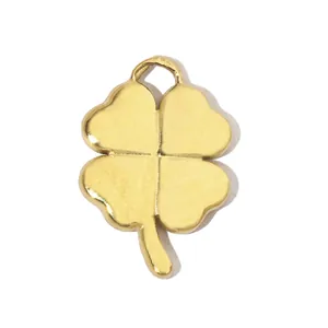 Vue détaillée d'un pendentif trèfle à quatre feuilles doré en acier titane pour bijoux