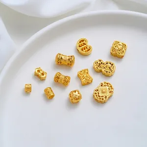 Gedetailleerd overzicht van 24K vergulde koperen kralen met abacus- en bloemvormen voor DIY