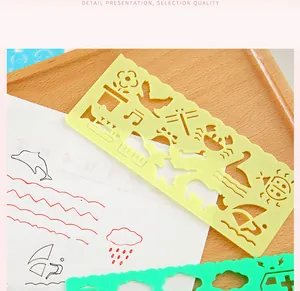Gros plan sur un pochoir de dessin jaune avec divers motifs ajourés pour enfants