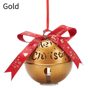 Primo piano di un campanello di Natale dorato luminoso con un fiocco di nastro rosso.