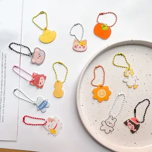 Collectie kleurrijke cartoon acryl sleutelhangers met schattige dieren en bedeltjes.