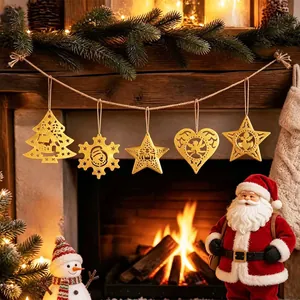 Set di decorazioni natalizie dorate traforate a forma di stella cuore e albero