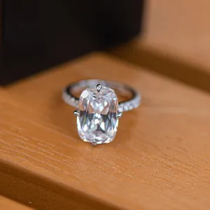 Eleganter S925 Sterlingsilber Ring mit einem großen, funkelnden klaren Stein im Kissenschliff.