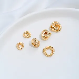 Nahaufnahme von 14K vergoldeten Zwischenperlen mit Ring-Design für DIY-Schmuck