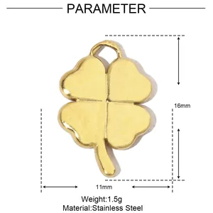 Vue détaillée d'un pendentif trèfle à quatre feuilles en acier doré avec tailles
