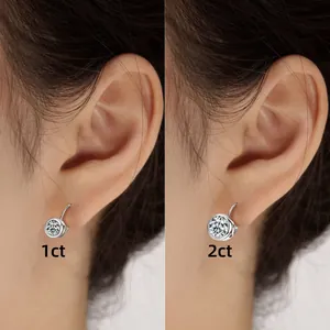 Vergleich von 1ct und 2ct Solitär-Moissanit-Ohrsteckern an einem weiblichen Ohrmodell