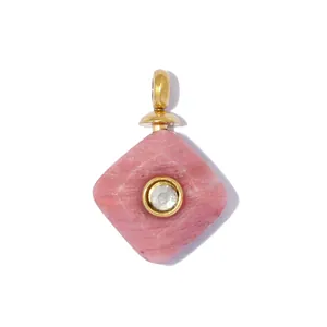 Detailweergave van een roze natuursteen hanger in Franse stijl met een glanzend kristal