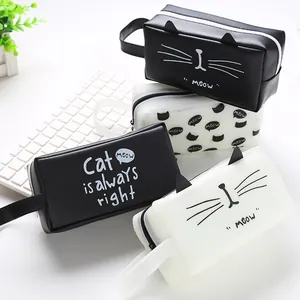 Vue détaillée de diverses jolies trousses à crayons chat mignon en noir et blanc