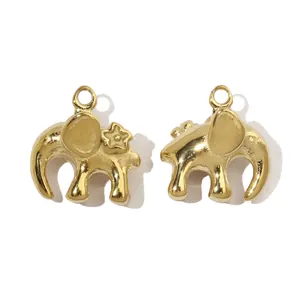 Vue macro détaillée de deux breloques éléphant dorées pour la création de bijoux DIY.
