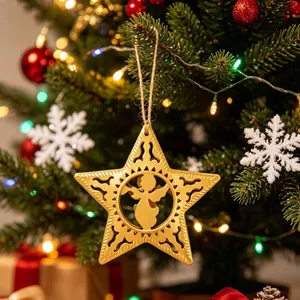 Elegante stella di Natale dorata con angelo appesa a un albero di Natale festivo
