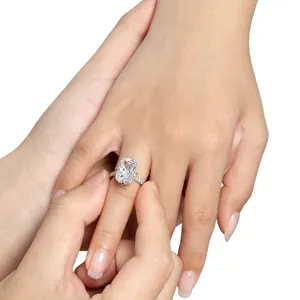 Eleganter S925 Sterlingsilberring mit großem Radiant-Schliff-Stein für Verlobungen.