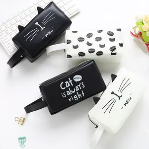 Gros plan sur des trousses à crayons chat mignon en noir et blanc
