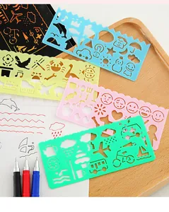 Gros plan de pochoirs de dessin animés colorés montrant divers motifs évidés pour enfants