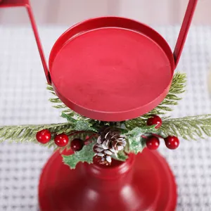 Portacandele natalizio decorativo in ferro rosso con aghi di pino e bacche rosse