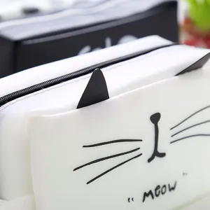Détail d'une trousse à chat blanche avec imprimé meow et oreilles noires