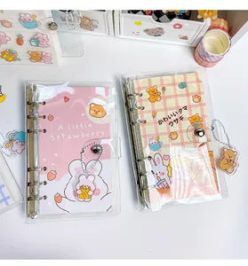 Zwei niedliche Cartoon-Ringbücher mit PVC-Hüllen und Acrylanhängern für das Journaling